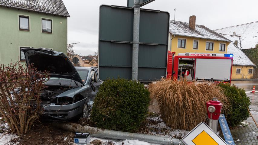 Nach Aufprall: Auto "fällt" Laternenmast in Dornhausen und behindert Feuerwehr