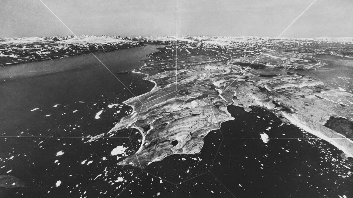 Eine Vielzahl solcher Panorama-Aufnahmen entstand während der Polarfahrt der "Graf Zeppelin". Gut kann man erkennen, dass das Bild aus neun Einzelaufnahmen zusammengesetzt ist. Acht Teilstücke gruppieren sich sternförmig um eine zentrale Aufnahme.