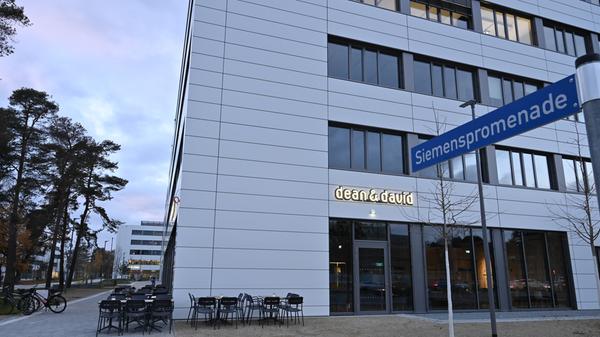 Vegetarisch, vegan, glutenfrei oder laktosefrei - all das bietet dean&david in Form von Salaten, Bowls oder Wraps auf der Speisekarte. Zweimal gibt es das Franchise-Unternehmen in Nürnberg, einmal in Erlangen - und liegt bei Ihnen auf dem geteilten 18. Platz..