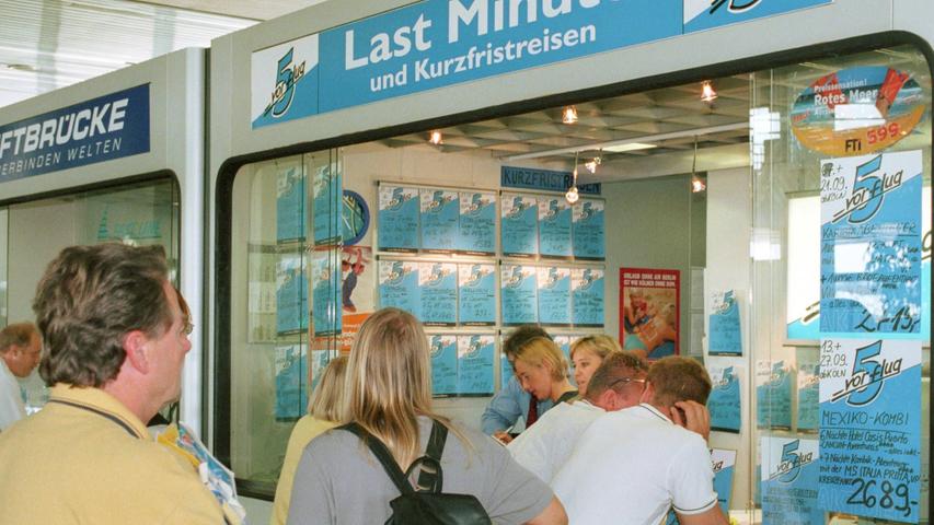 Ein Last-minute-Schalter im Jahr 1999 am Flughafen - hier konnten Sie früher die allerbilligsten Reisen ergattern.