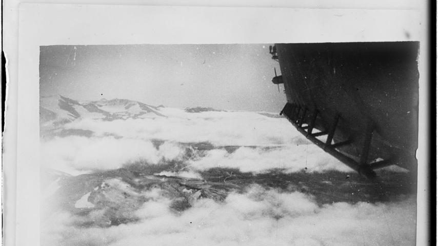 An Bord des Zeppelins war auch eine Zweifach-Reihenbildmesskamera von Carl Zeiss, mit der ebenfalls das Gelände vermessen werden konnte. Das gesamte Fotomaterial im Wert von 10.000 Mark wurde von der Firma IG Farben bereitgestellt.