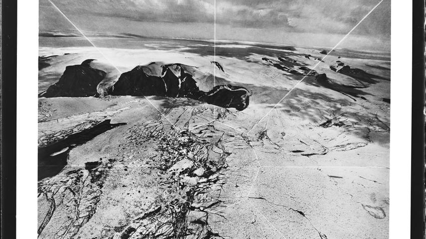 Vor der deutschen Expedition hatte schon das italienische Luftschiff „Norge“ mit dem Luftschiffpionier Umberto Nobile und dem Polarforscher Roald Amundsen im Jahr 1926 den Nordpol überflogen. Bei einem zweiten Nordpol-Flug, diesmal mit dem Luftschiff "Italia", stürzte Nobile im Jahr 1928 allerdings in der Nähe von Spitzbergen ab.