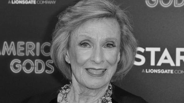 Die US-amerikanische Schauspielerin Cloris Leachman, die mit einem Oscar und neun Emmy-Trophäen ausgezeichnet wurde, ist tot. Sie starb am 27. Januar im Alter von 94 Jahren eines natürlichen Todes im kalifornischen Encinitas.