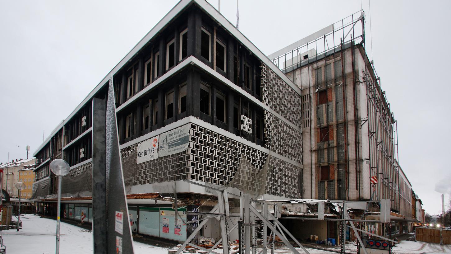 Die für das Gebäude typische Kachelfassade ist in weiten Teilen zurückgebaut, im Frühsommer wird vom ehemaligen "Schocken" gar nichts mehr zu sehen sein. Die für das Gebäude typische Kachelfassade ist in weiten Teilen zurückgebaut, im Frühsommer wird vom ehemaligen "Schocken" gar nichts mehr zu sehen sein.