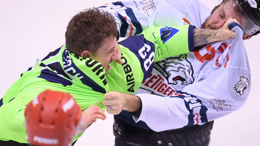 Mächtig einstecken mussten die Ice Tigers in Ingolstadt, wobei das Chris Brown im Faustkampf mit Hans Detsch billigend in Kauf nahm. Mächtig einstecken mussten die Ice Tigers in Ingolstadt, wobei das Chris Brown im Faustkampf mit Hans Detsch billigend in Kauf nahm.