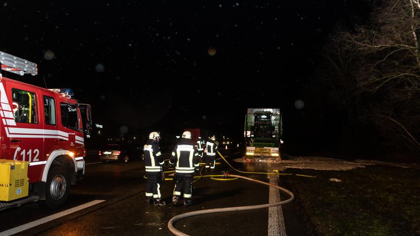 Lkw und Mähdrescher geraten auf A6 in Brand: Fahrer bleibt unverletzt