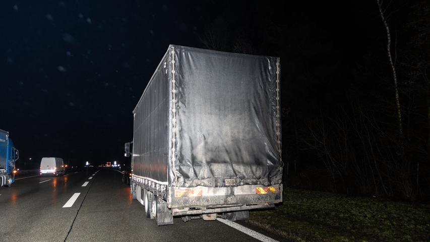 Lkw und Mähdrescher geraten auf A6 in Brand: Fahrer bleibt unverletzt