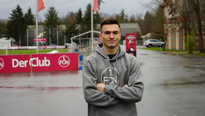 Nach Mats Möller-Daehli legt der Club im Winter 2020/21 nochmal in der Offensive nach und holt den Mittelstürmer Dennis Borkowski nach Nürnberg. Der 19-Jährige durchlief seit 2014 alle Jugendmannschaften des RB Leipzig und konnte auch schon ein bisschen Bundesliga- und DFB-Pokal-Luft schnuppern. Sportvorstand Dieter Hecking beschreibt ihn als "beweglichen, schnellen und abschlussstarken Stürmer". Nach Mats Möller-Daehli legt der Club im Winter 2020/21 nochmal in der Offensive nach und holt den Mittelstürmer Dennis Borkowski nach Nürnberg. Der 19-Jährige durchlief seit 2014 alle Jugendmannschaften des RB Leipzig und konnte auch schon ein bisschen Bundesliga- und DFB-Pokal-Luft schnuppern. Sportvorstand Dieter Hecking beschreibt ihn als "beweglichen, schnellen und abschlussstarken Stürmer".