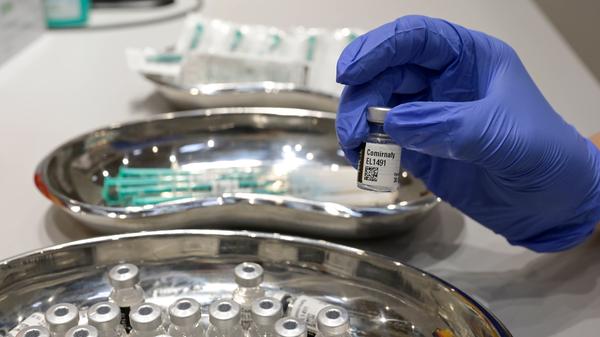 Biontech/Pfizer: Das Präparat der Mainzer Firma Biontech und des US-Pharmariesen Pfizer war der erste in der EU zugelassene Corona-Impfstoff. Am 21. Dezember 2020 gab die EU-Kommission grünes Licht. Deutschland hat sich rund 94 Millionen Dosen davon gesichert.