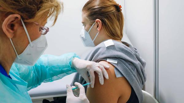 Als zweites in der EU zugelassenes Mittel folgte am 6. Januar das Vakzin des US-Herstellers. 50 Millionen Dosen hat Deutschland bisher bestellt, mit 94 Prozent hat das Mittel von Moderna eine ähnlich hohe Wirksamkeit wie das von Biontech.