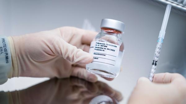 Das Tübinger Biotech-Unternehmen forscht an einem Mittel, für das im Dezember die zulassungsrelevante klinische Phase-III-Studie begann. Mit Ergebnissen rechnet Curevac, das mit dem Pharmakonzern Bayer kooperiert, bis Ende März. Die Bundesregierung hat bis zu 73 Millionen Dosen des Vakzins bestellt.