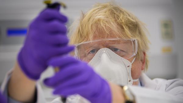 Mitte Januar schloss die EU-Kommission Sondierungsgespräche mit dem französischen Biotech-Unternehmen ab. Der geplante Vertrag sieht den Kauf von bis zu 60 Millionen Dosen vor. Nach Angaben der EU-Kommission entwickelt Valneva einen "klassischen" Impfstoff mit inaktivierten Viren. Im Bild zu sehen: Der britische Premierminister Boris Johnson beim Besuch eines Labors in Livingston, Schottland.