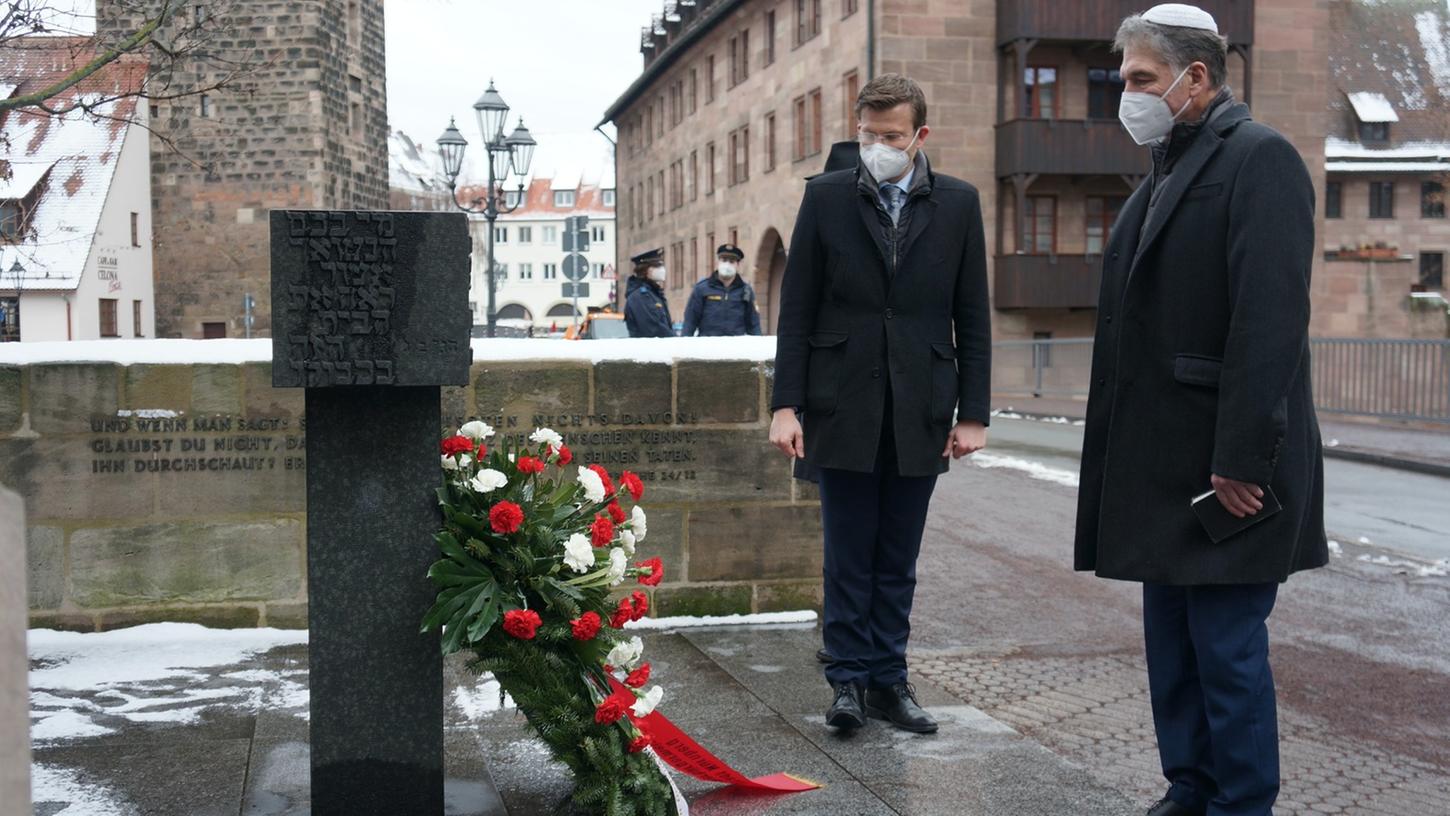 OB Marcus König und der Vorsitzende der Israelitischen Kultusgemeinde, Jo-Achim Hamburger, beim stillen Gedenken am Mahnmal für die einstige Hauptsynagoge am Hans-Sachs-Platz. OB Marcus König und der Vorsitzende der Israelitischen Kultusgemeinde, Jo-Achim Hamburger, beim stillen Gedenken am Mahnmal für die einstige Hauptsynagoge am Hans-Sachs-Platz.