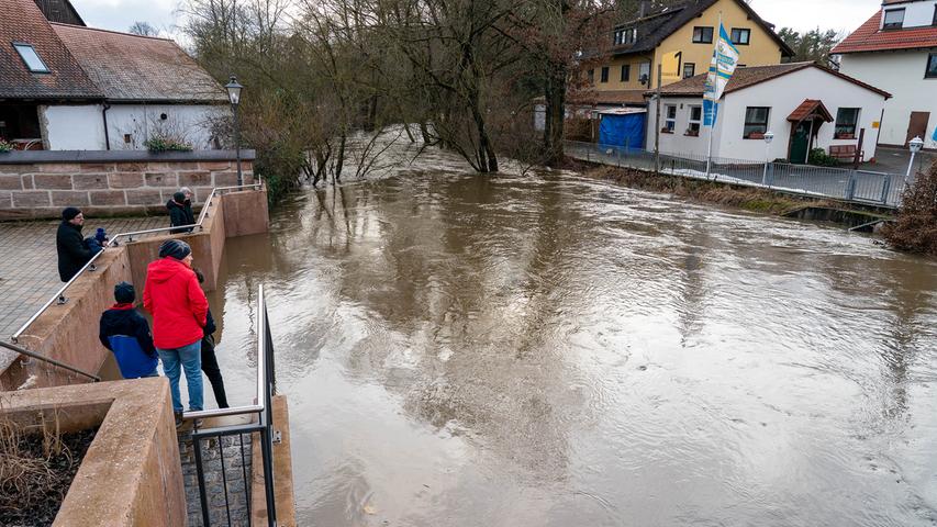 Wendelstein: Die Schwarzach tritt über die Ufer