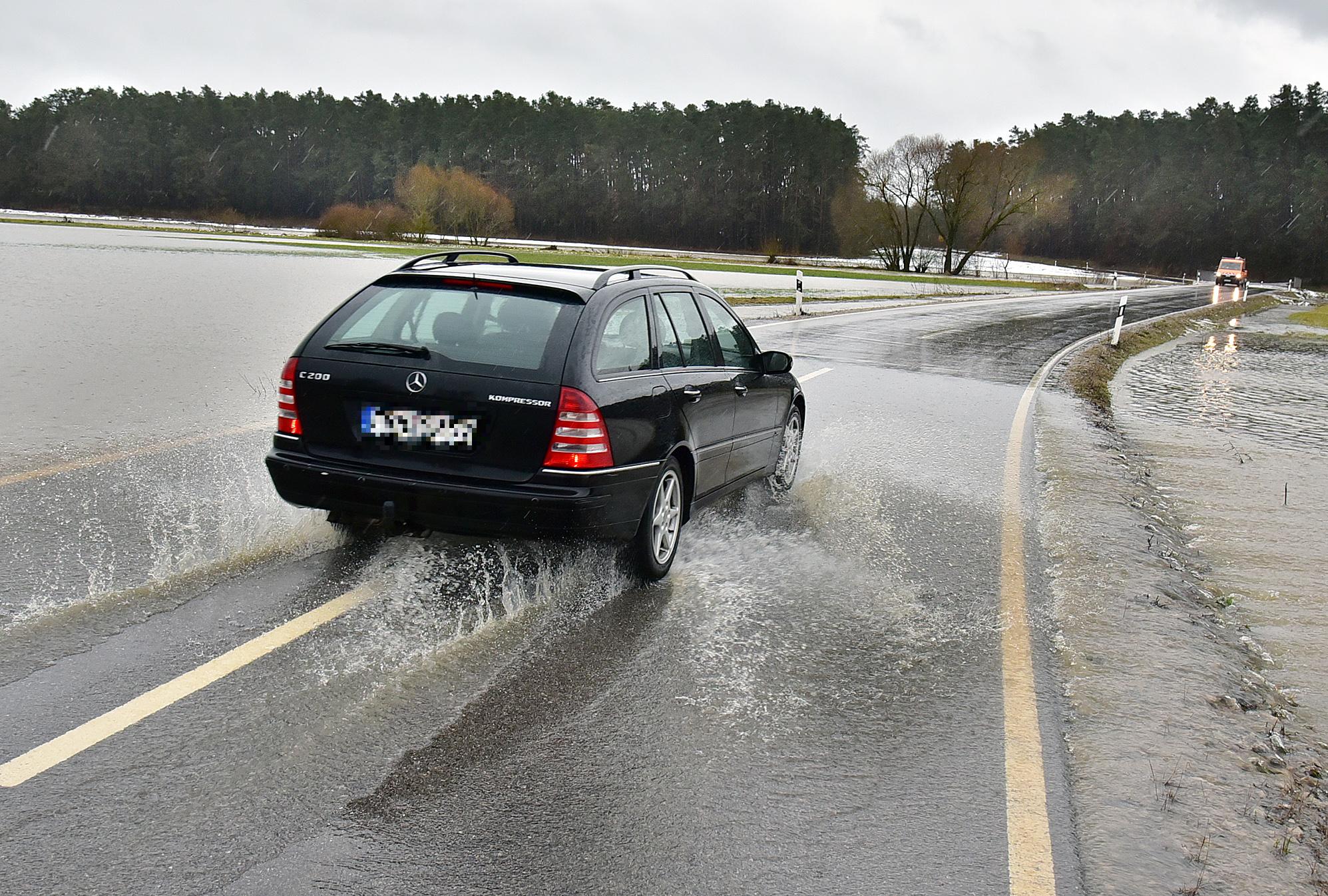 Auch die Schwabach und ihre Zuflüsse treten über die Ufer. Wie hier in Kleinsendelbach.