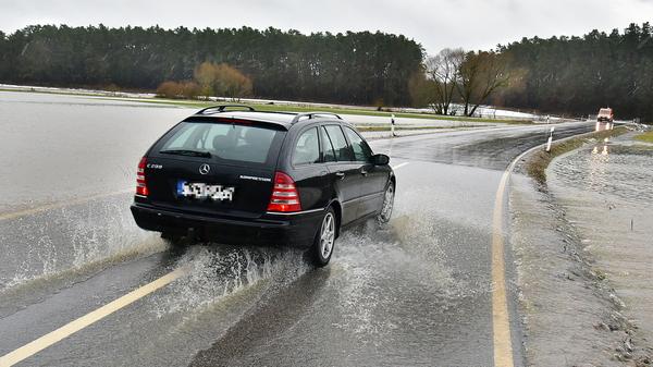 Auch die Schwabach und ihre Zuflüsse treten über die Ufer. Wie hier in Kleinsendelbach.