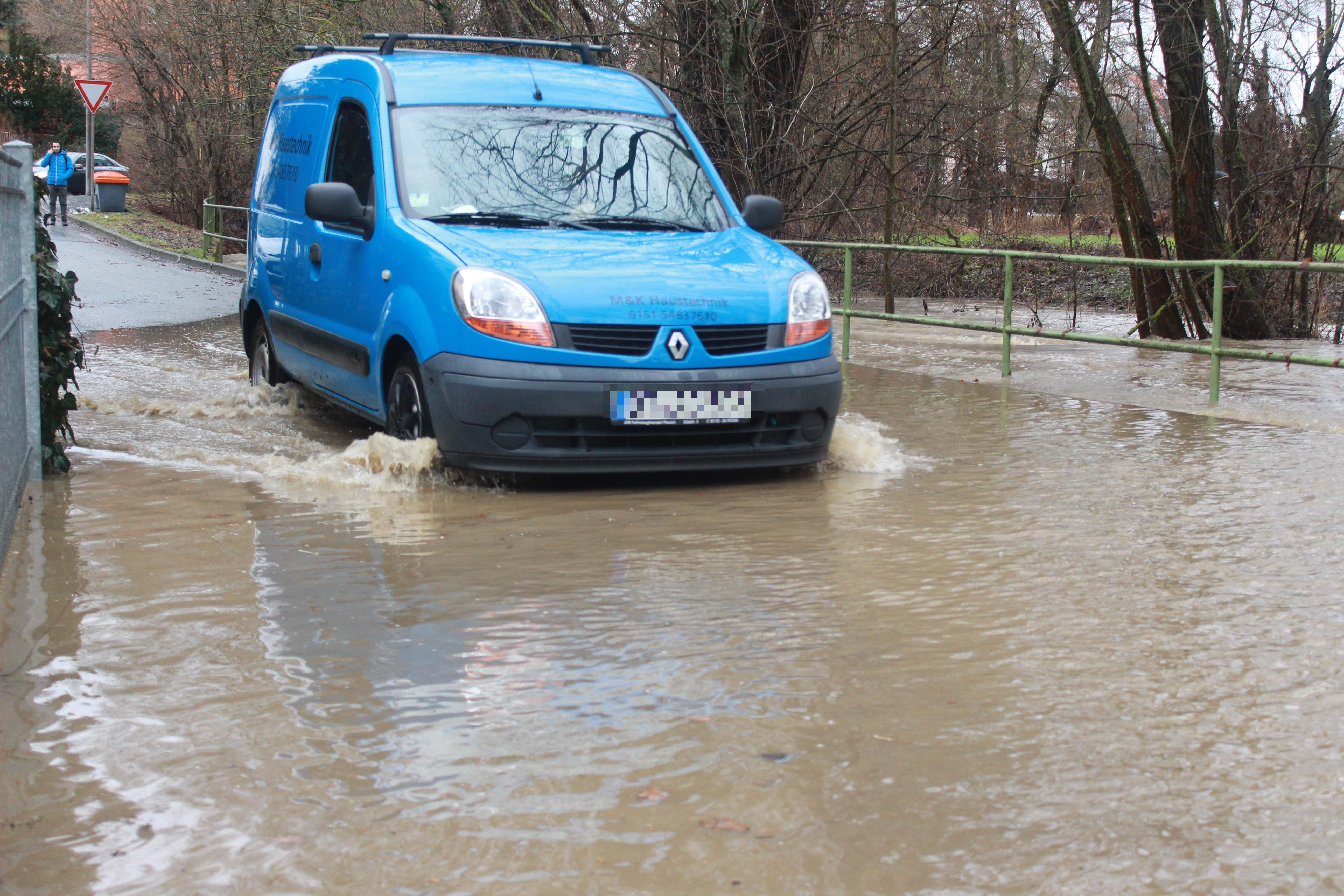 Steigende Temperaturen, Schneeschmelze und immer wieder Regen - die Folge dieser Kombination ist vielerorts Hochwasser. Auch in Franken stiegen in den letzten Stunden die Pegel.