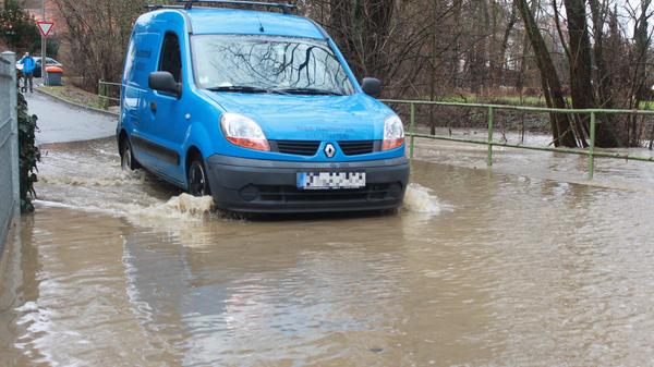 Steigende Temperaturen, Schneeschmelze und immer wieder Regen - die Folge dieser Kombination ist vielerorts Hochwasser. Auch in Franken stiegen in den letzten Stunden die Pegel.
