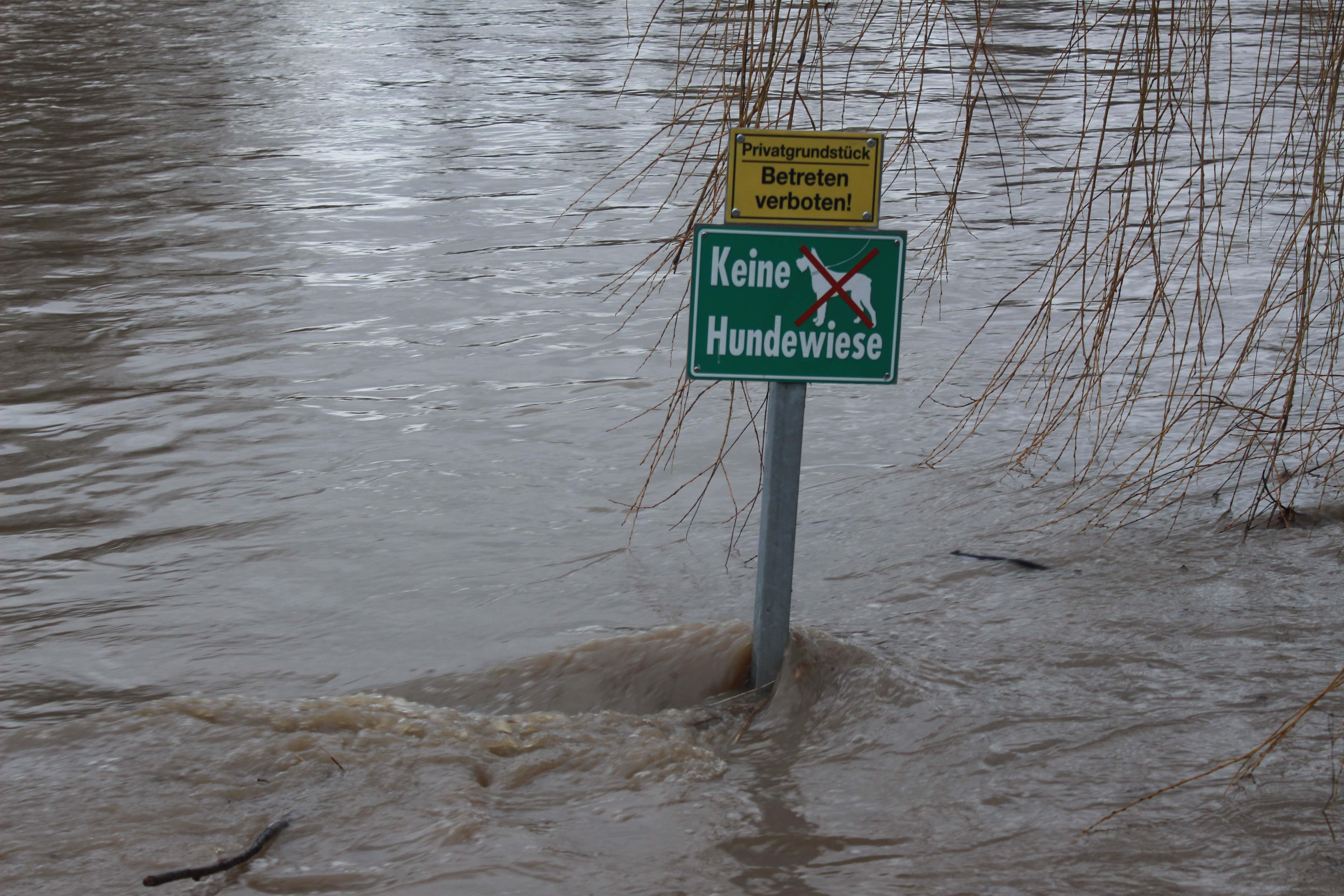 Steigende Temperaturen, Schneeschmelze und immer wieder Regen - die Folge dieser Kombination ist vielerorts Hochwasser. Auch in Franken stiegen in den letzten Stunden die Pegel.