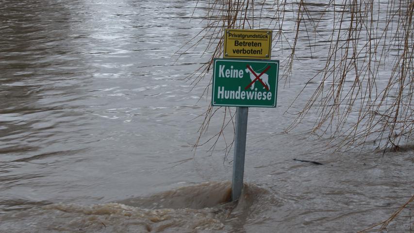 Steigende Temperaturen, Schneeschmelze und immer wieder Regen - die Folge dieser Kombination ist vielerorts Hochwasser. Auch in Franken stiegen in den letzten Stunden die Pegel.
