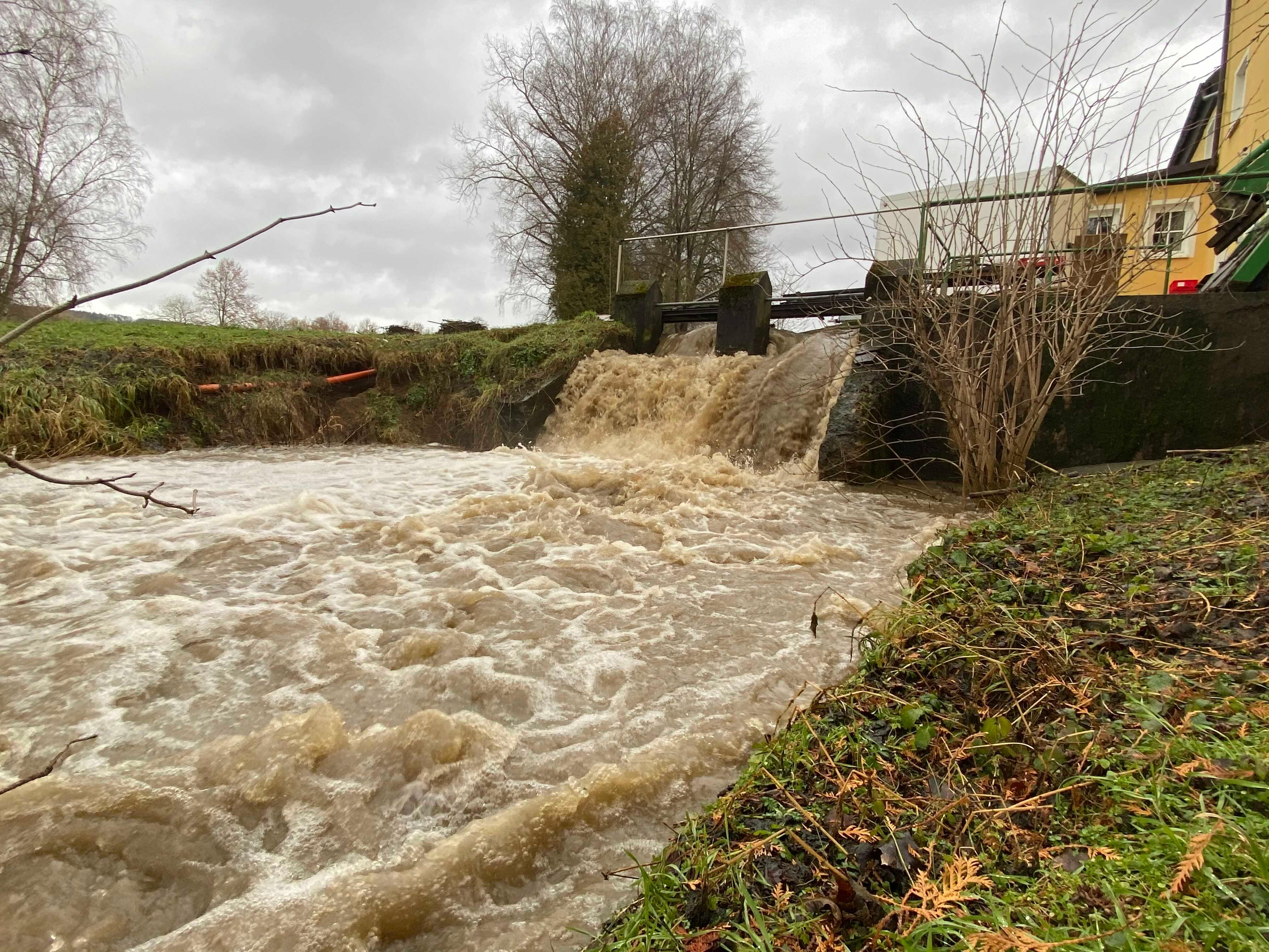 Steigende Temperaturen, Schneeschmelze und immer wieder Regen - die Folge dieser Kombination ist vielerorts Hochwasser. Auch in Franken stiegen in den letzten Stunden die Pegel.