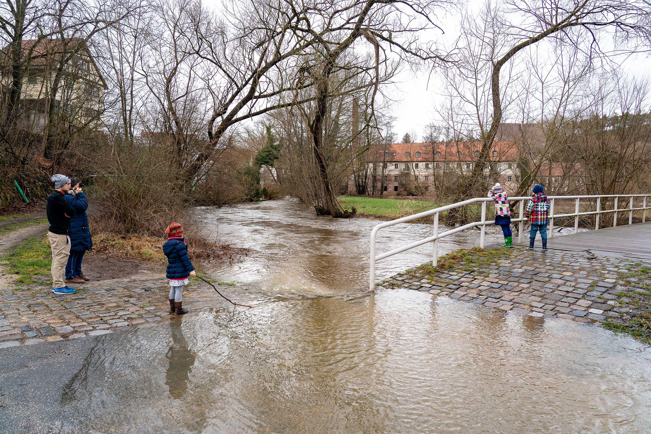 Regen und Schneeschmelze haben die Flüsse und Bäche in Franken ansteigen lassen. So auch den Pegel der Schwarzach in Wendelstein, die stellenweise über die Ufer trat.