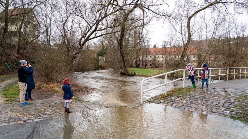 Regen und Schneeschmelze haben die Flüsse und Bäche in Franken ansteigen lassen. So auch den Pegel der Schwarzach in Wendelstein, die stellenweise über die Ufer trat.