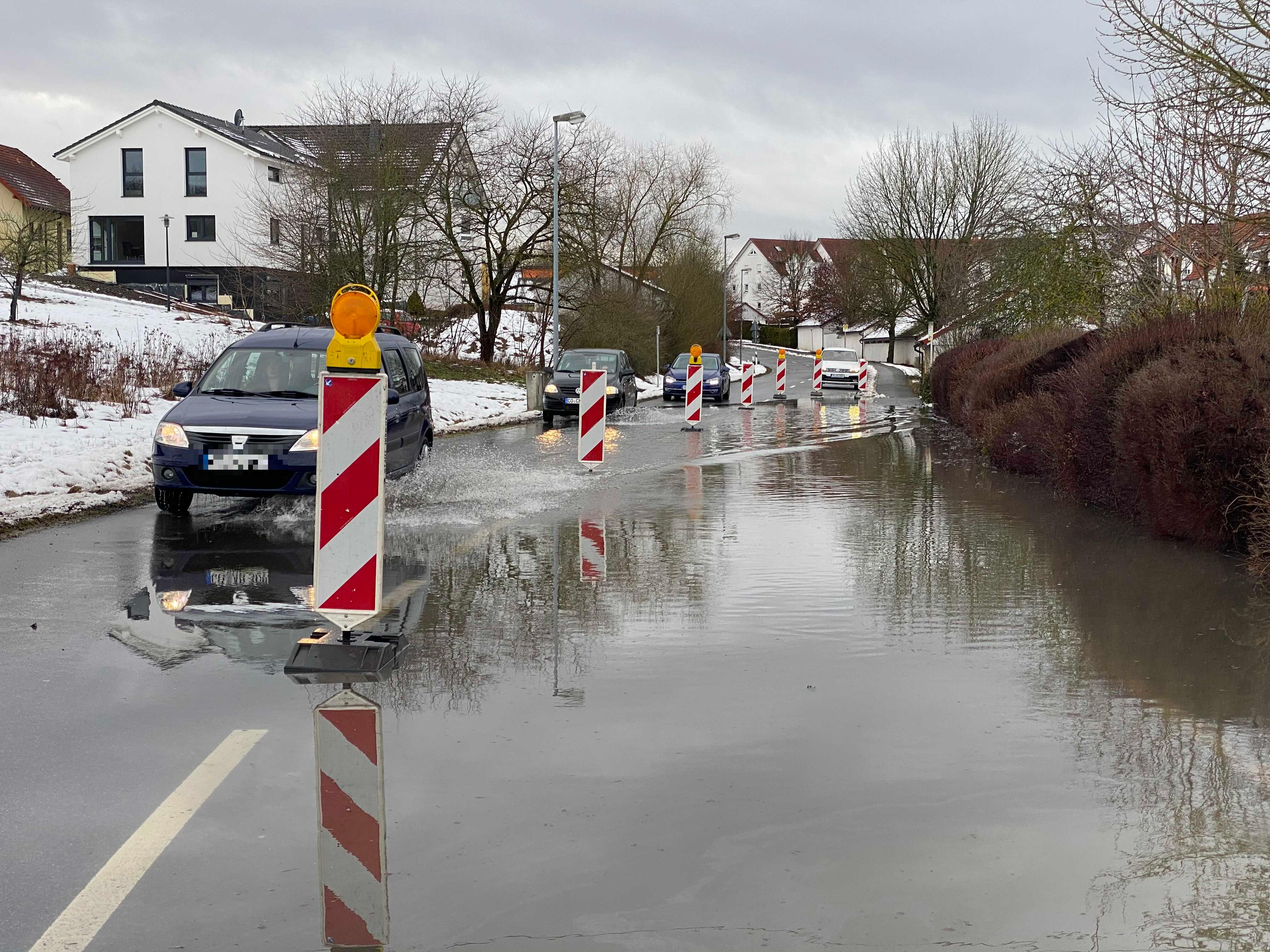Regen und Schneeschmelze haben die Flüsse und Bäche in Franken ansteigen lassen. So auch den Pegel der Schwarzach in Wendelstein, die stellenweise über die Ufer trat.