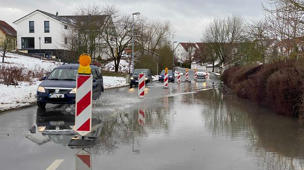 Regen und Schneeschmelze haben die Flüsse und Bäche in Franken ansteigen lassen. So auch den Pegel der Schwarzach in Wendelstein, die stellenweise über die Ufer trat.