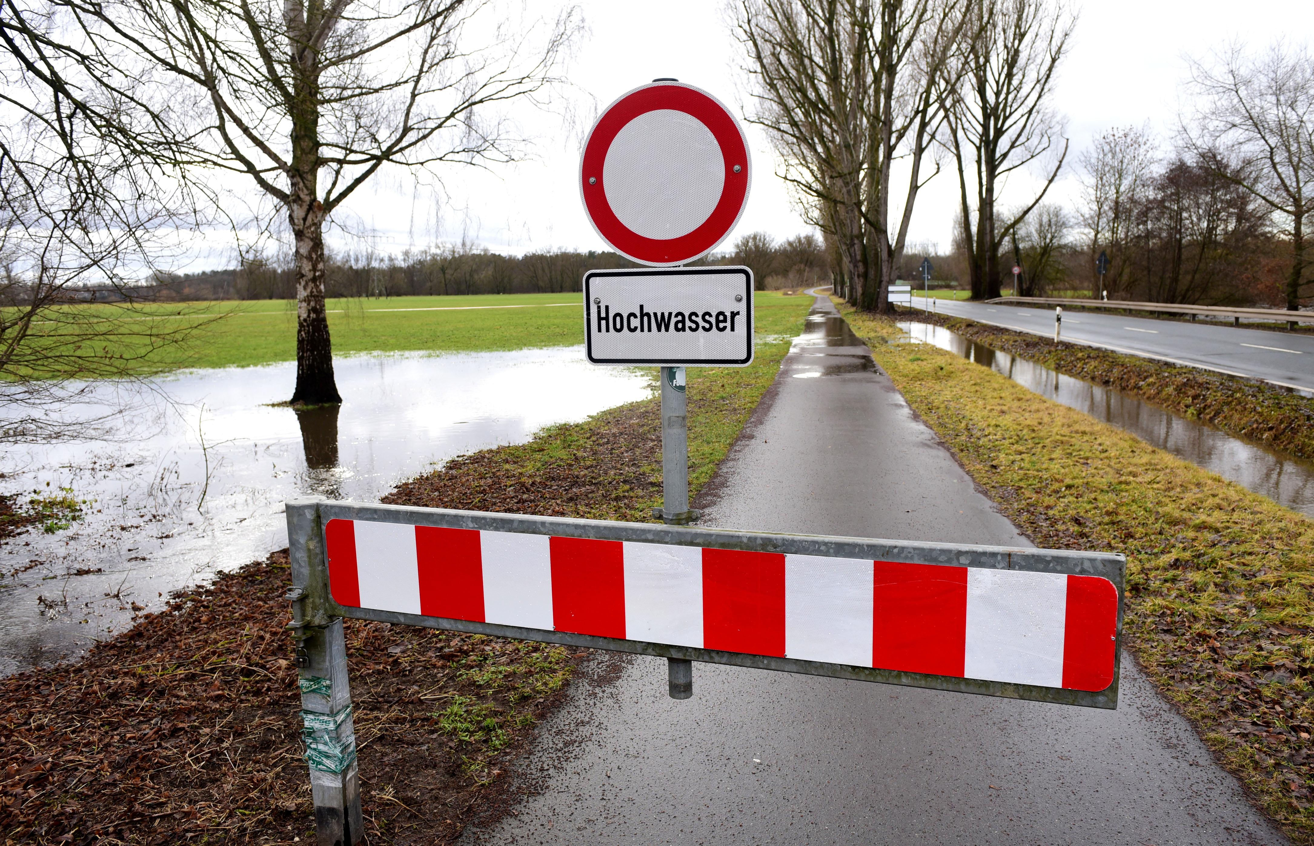 Am Freitagnachmittag wurden in Stadeln am Fischerberg bereits vorsorglich Absperrungen aufgebaut.