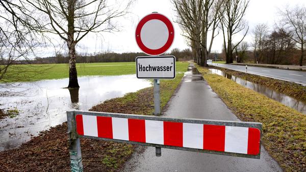 Am Freitagnachmittag wurden in Stadeln am Fischerberg bereits vorsorglich Absperrungen aufgebaut.