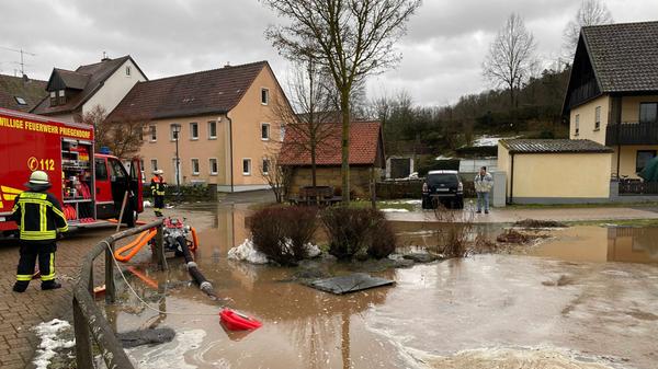 Regen und Schneeschmelze haben die Flüsse und Bäche in Franken ansteigen lassen. So auch den Pegel der Schwarzach in Wendelstein, die stellenweise über die Ufer trat.
