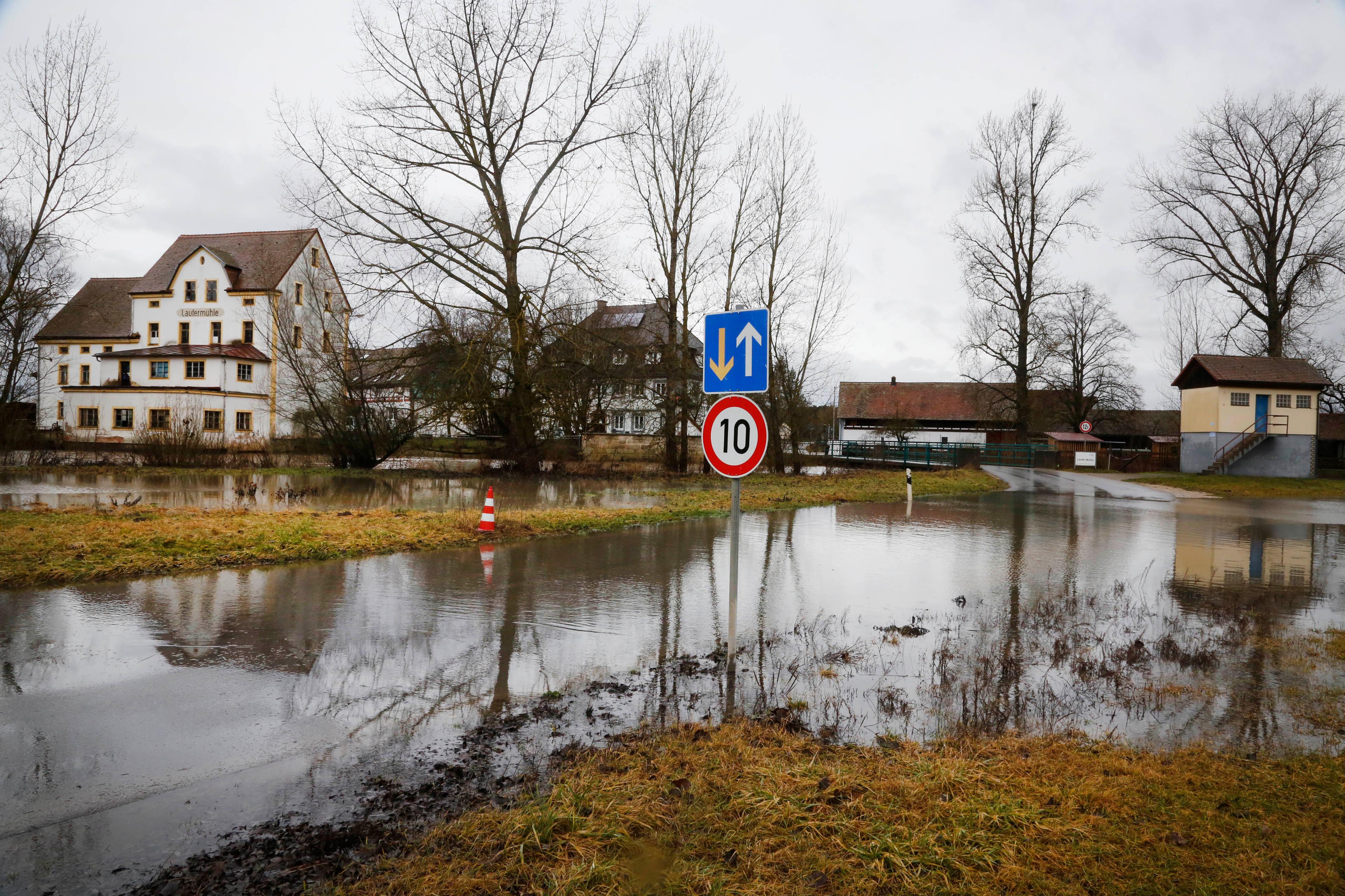 Die Aisch tritt an der Laufer Mühle bereits über die Ufer.