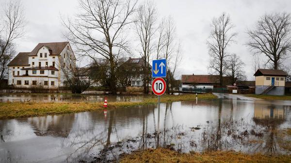 Die Aisch tritt an der Laufer Mühle bereits über die Ufer.