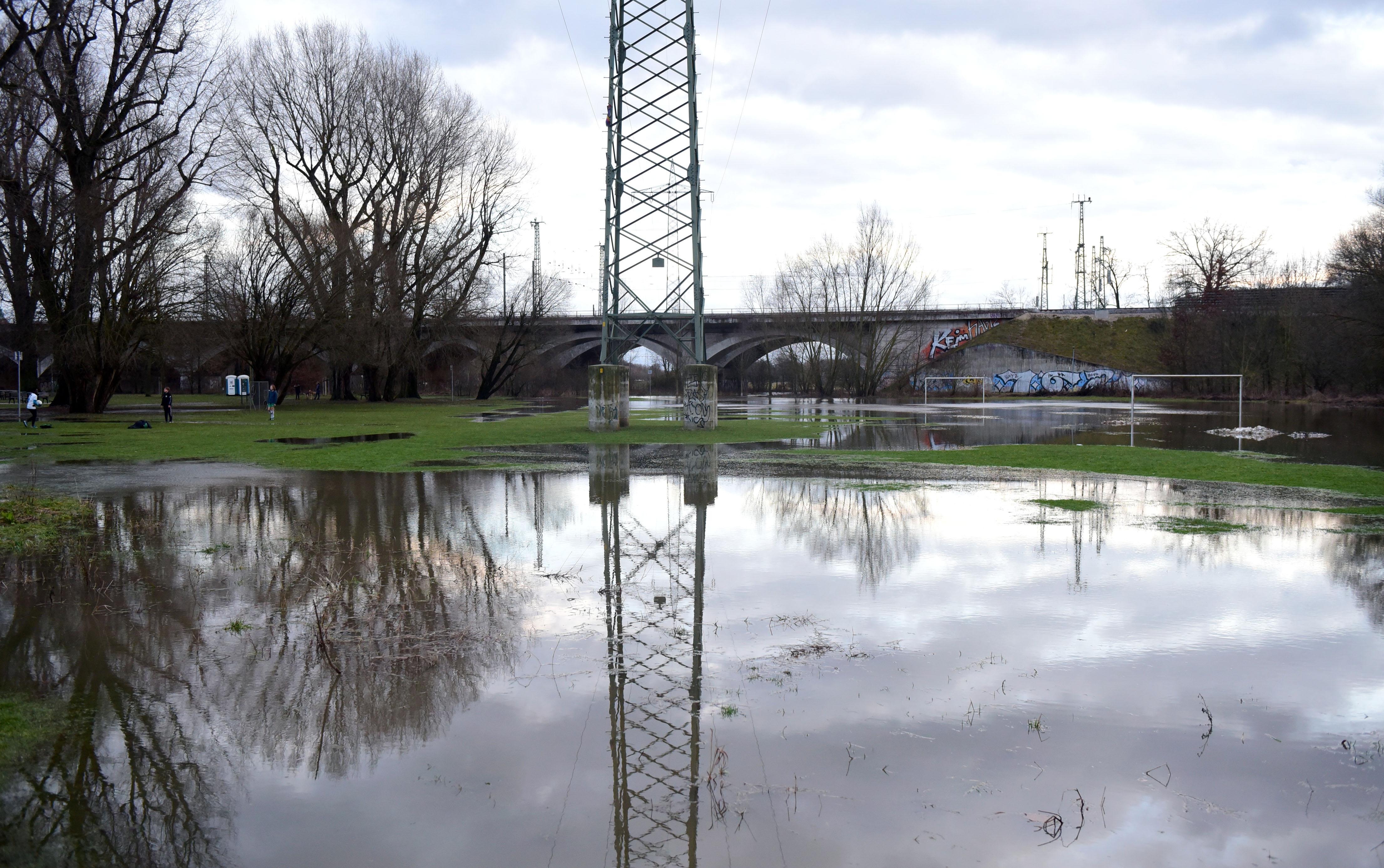 Die Rednitz ist über die Ufer getreten und überschwemmt Wiesen und Wege rund um die Siebenbogenbrücke.