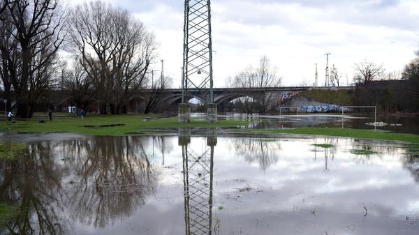 Die Rednitz ist über die Ufer getreten und überschwemmt Wiesen und Wege rund um die Siebenbogenbrücke.