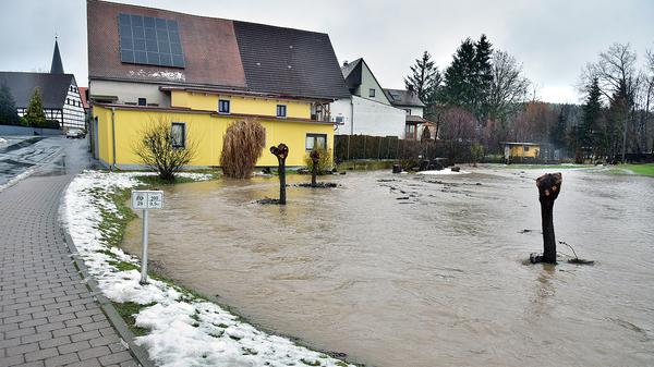 Auch die Schwabach und ihre Zuflüsse treten über die Ufer. Wie hier in Kleinsendelbach.