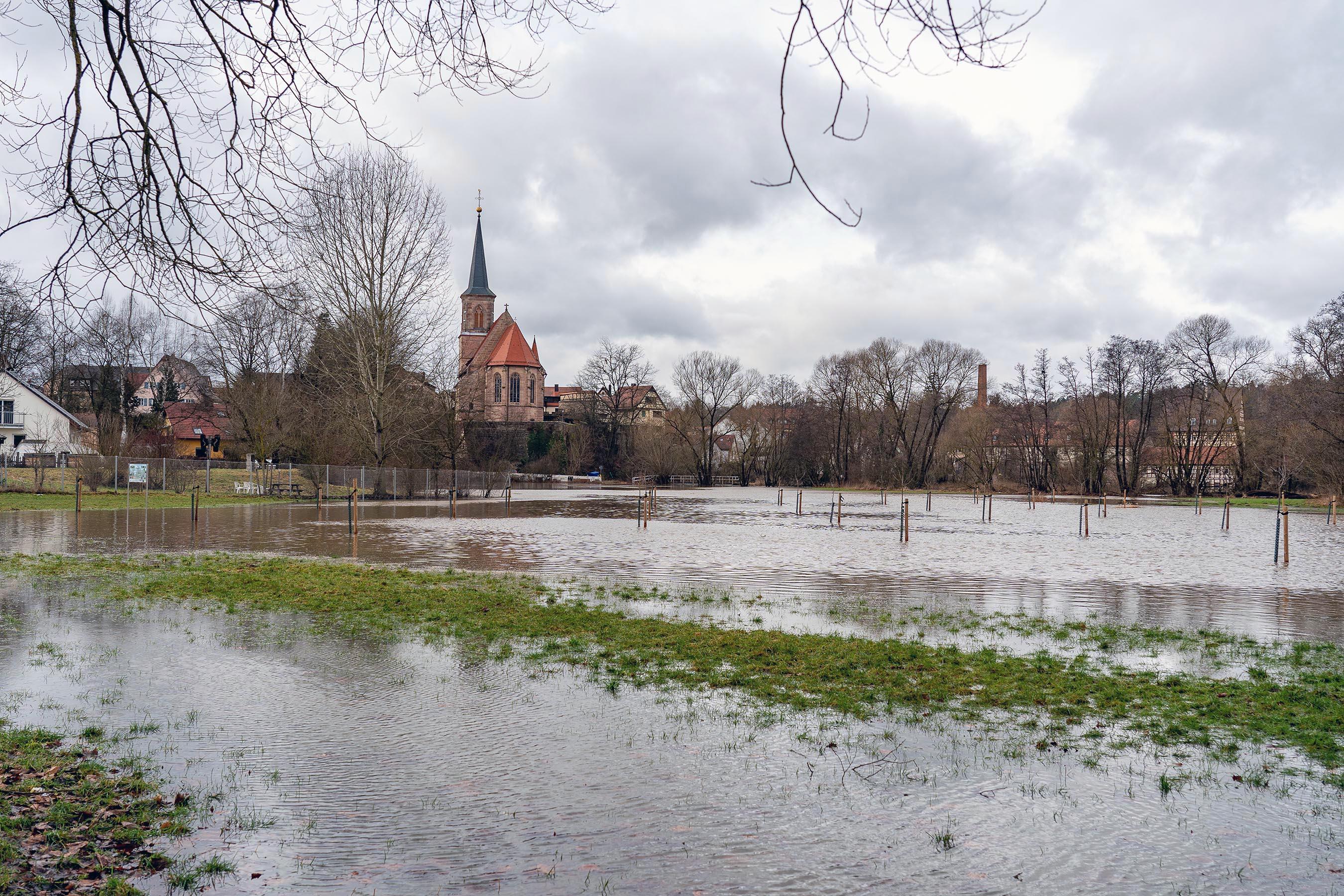 Regen und Schneeschmelze haben die Flüsse und Bäche in Franken ansteigen lassen. So auch den Pegel der Schwarzach in Wendelstein, die stellenweise über die Ufer trat.