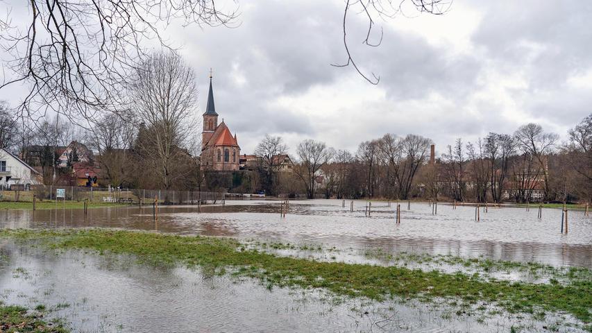 Regen und Schneeschmelze haben die Flüsse und Bäche in Franken ansteigen lassen. So auch den Pegel der Schwarzach in Wendelstein, die stellenweise über die Ufer trat.