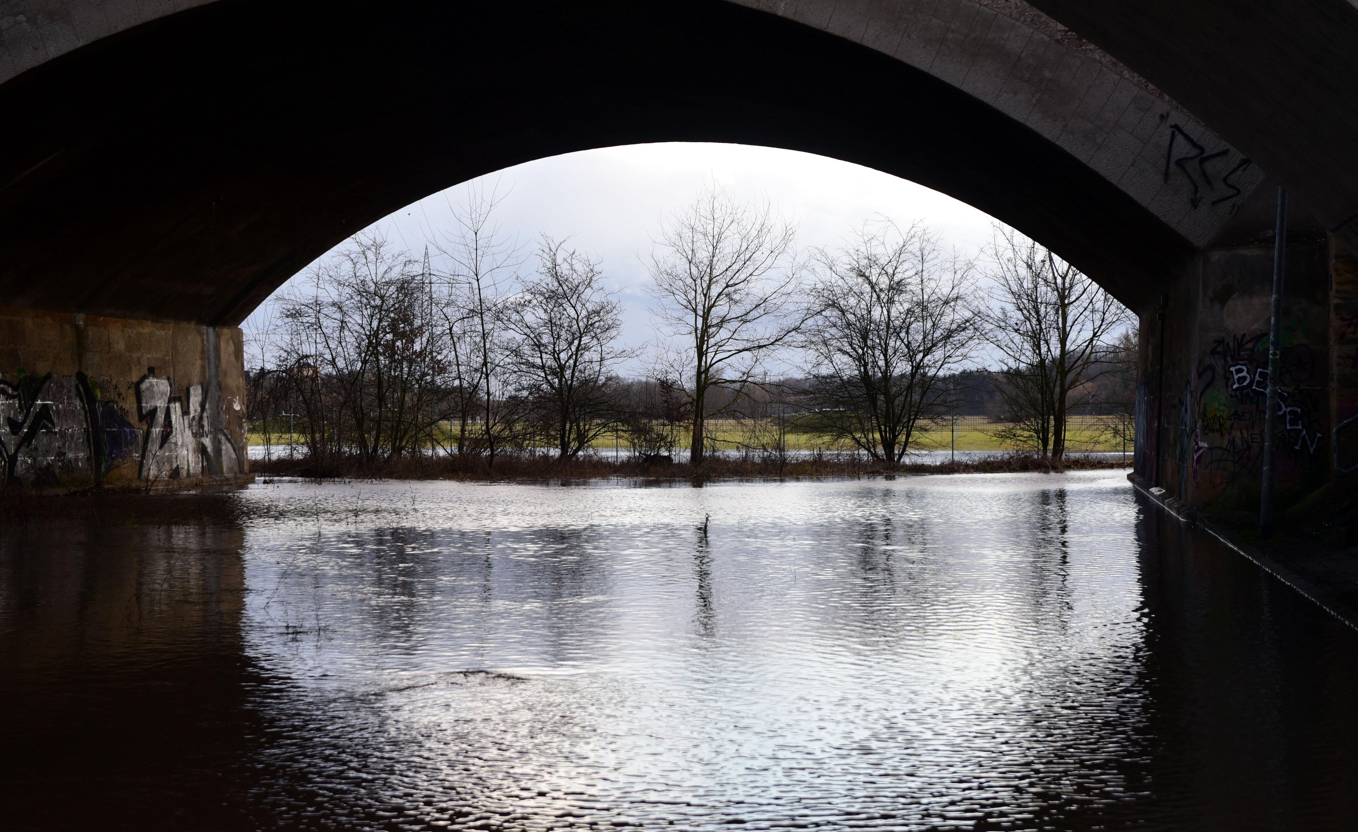 Die Rednitz ist über die Ufer getreten und überschwemmt Wiesen und Wege rund um die Siebenbogenbrücke.