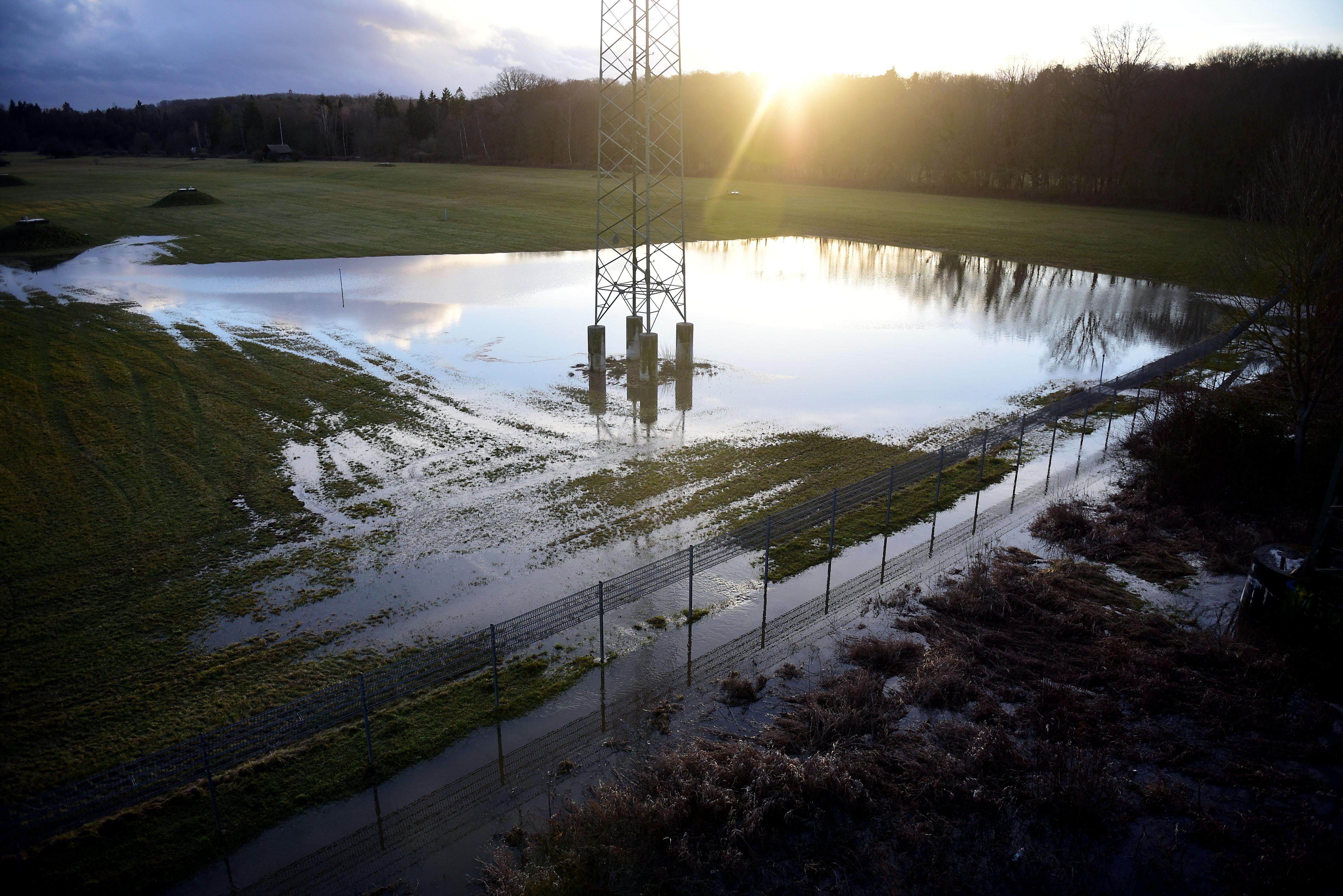 Die Rednitz ist über die Ufer getreten und überschwemmt Wiesen und Wege rund um die Siebenbogenbrücke.