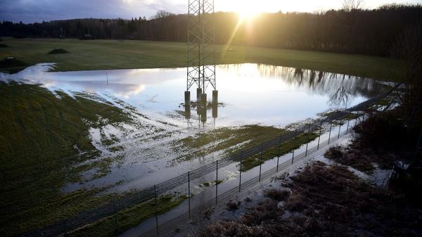 Die Rednitz ist über die Ufer getreten und überschwemmt Wiesen und Wege rund um die Siebenbogenbrücke.