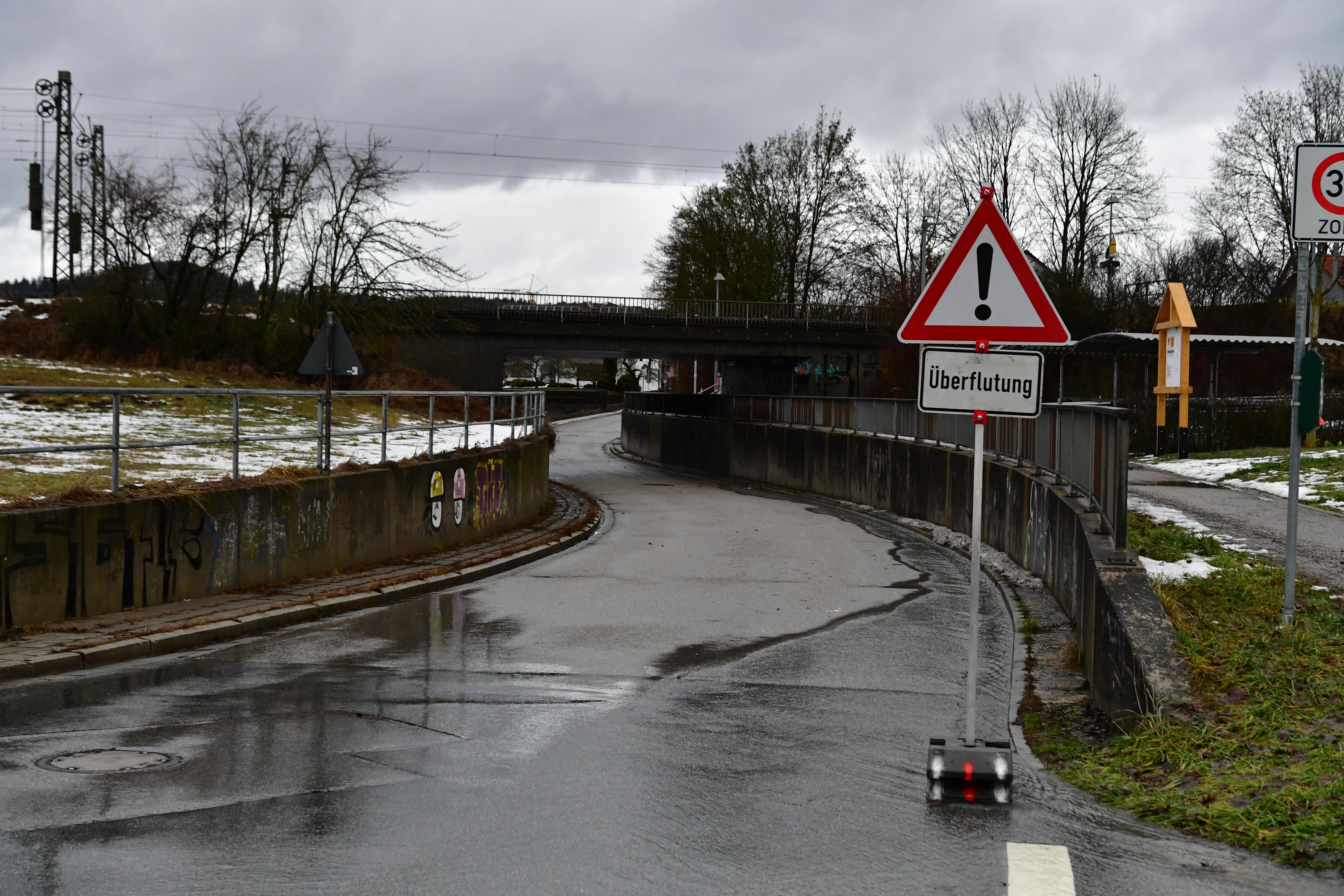 Nach Tauwetter und Regen treten auch im Landkreis Neumarkt Gewässer über die Ufer.