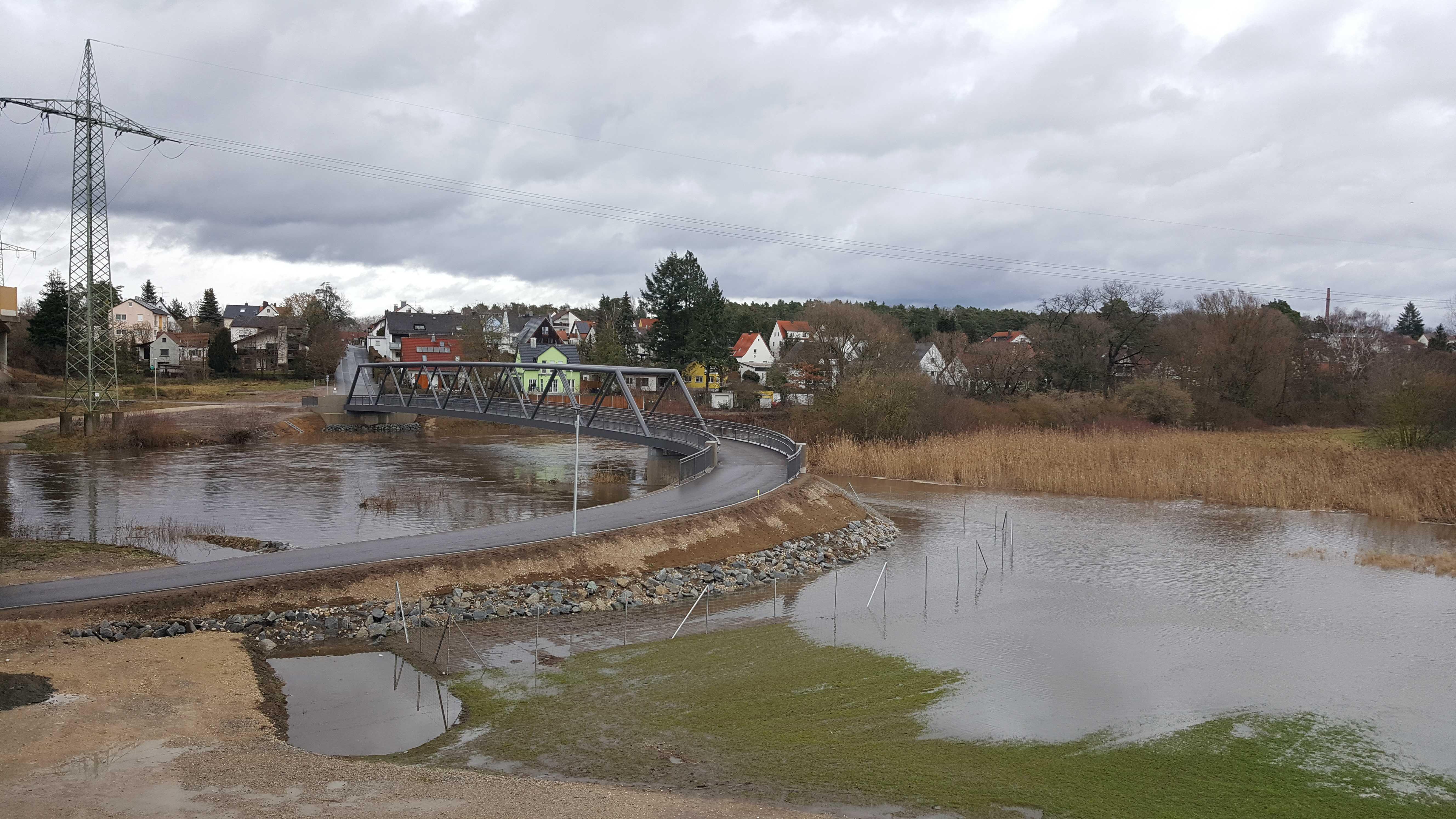 Der Flusspegel der Regnitz steigt, hier zu sehen in Stadeln rund um die neue Bremenstaller Brücke.