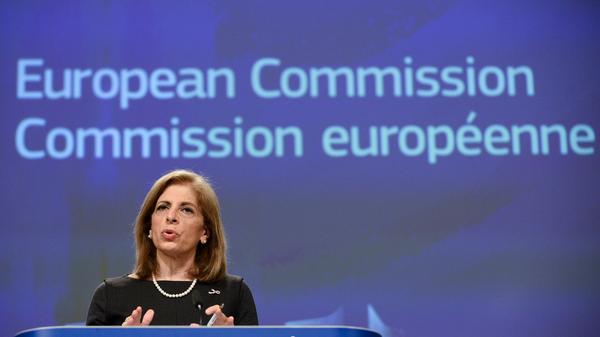 Die Konservative Stella Kyriakidou ist Gesundheitskommissarin. Sie ist langjährige Parlamentsabgeordnete, zwischen 2017 und 2018 war sie auch Präsidentin der Parlamentarischen Versammlung des Europarates. Die Kinderpsychologin gilt als Vertraute von Präsident Nikos Anastasiades, der ihr den Vorzug vor dem bisherigen zyprischen EU-Kommissar Christos Stylianides gab.