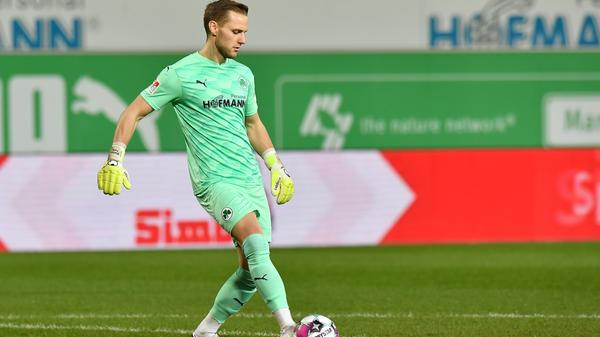 Stand überraschend statt Sascha Burchert in der Startelf, sollte nach guten Trainingsleistungen auch seine Chance bekommen. Im Spiel allerdings zunächst fast so arbeitslos wie auf seinem Stammplatz auf der Bank. Spielte aber gut mit. Dann zumindest mit einer Distanzschuss-Parade und später mit ein paar weiteren souveränen Abwehr-Aktionen. Safe.