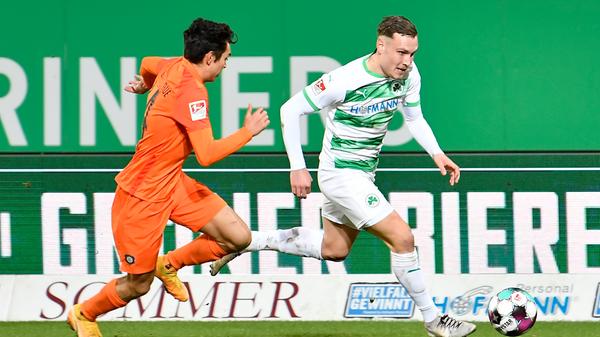 Hatte mit Florian Krüger einen starken, schnellen Gegenspieler, den man erst einmal in Schach halten musste. Das gelang fast immer sehr gut. Zu Beginn der zweiten Halbzeit mit einem super Tackling gegen Pascal Testroet, half also beim Abkochen. Offensiv nicht ganz so auffällig wie sonst, was gegen die erwähnte Auer Dreier-Fünfer-Reihe auch okay war.