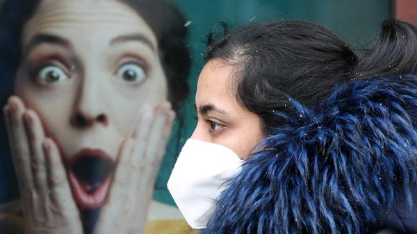 News Bilder des Tages Winter wetter mit Schnee , Frau mit Safety Mask FFP2 und eine Werbung during the Hard Lockdown of