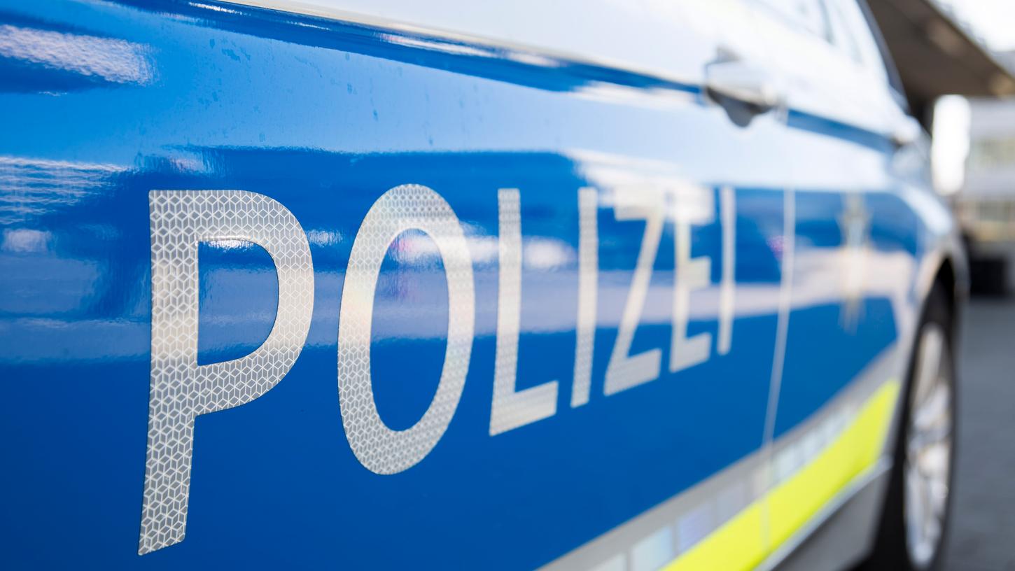 MOTIV: Bayern - Polizei - Auto - Fahrzeug - Polizeiwagen - Polizeiauto - Schriftzug - Detail - Symbolbild..FOTO: Tim Händel..DATUM: 22.02.2019