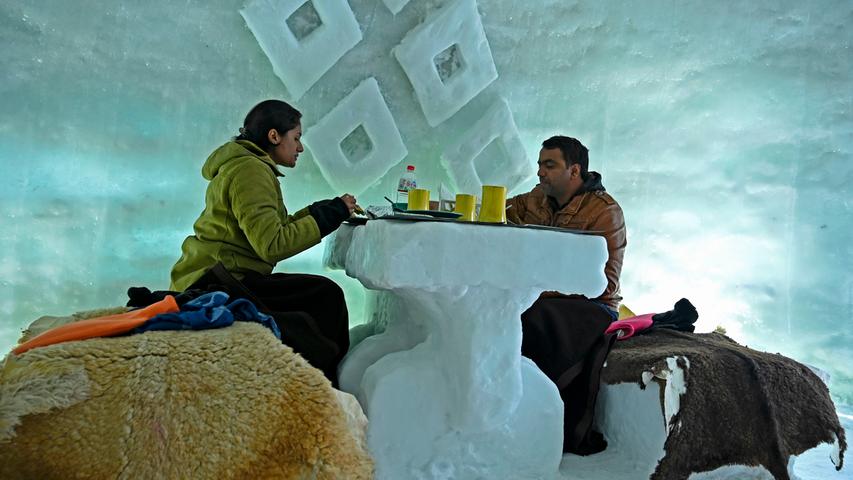 Schon mal in Indien Ski gefahren? Das Skiresort Gulmarg im Nordwesten Indiens im Himalaya, mit 3.980 Metern eines der höchsten Skigebiete der Welt, will vor allem Freerider und Powder Fans locken, auch Heliskiing ist dort möglich. Für eine Zeit, in der auf der ganzen Welt wieder freies Reisen möglich ist, rührt Gulmarg bereits jetzt die Werbetrommel: Das Foto zeigt Touristen, die sich in einem Iglu mit heißem Tee wärmen.